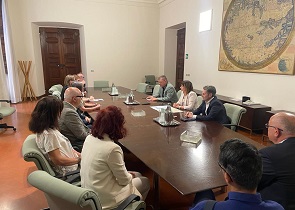 presidente Tesei con rappresentanti Centro unico formazione sanità vincitori premio Basile